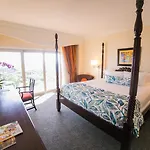 Courtleigh Hotel & Suites