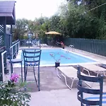 Pineapple Court Hotel