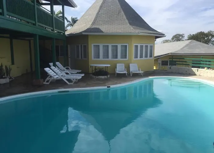 3 Bdr Apt #2 At Ramparts Near Sangster Airport