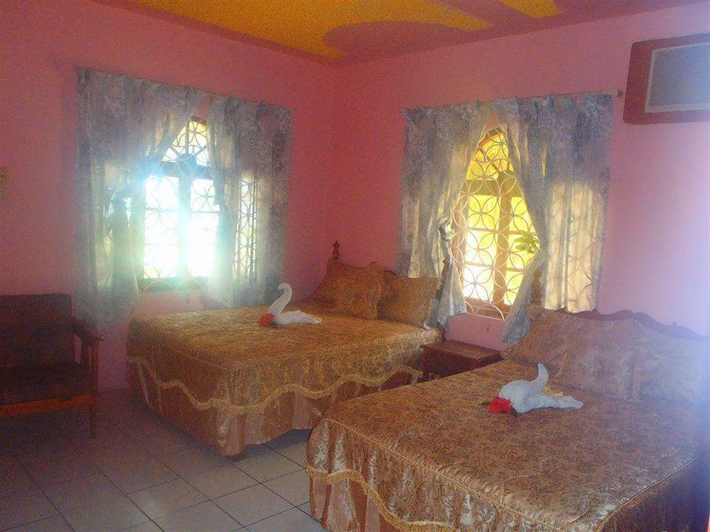 Cotton Tree Hotel 3*