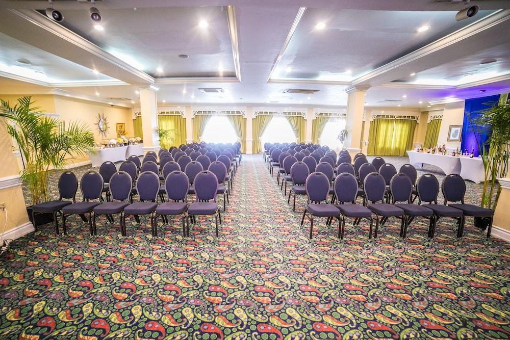 The Knutsford Court 3*