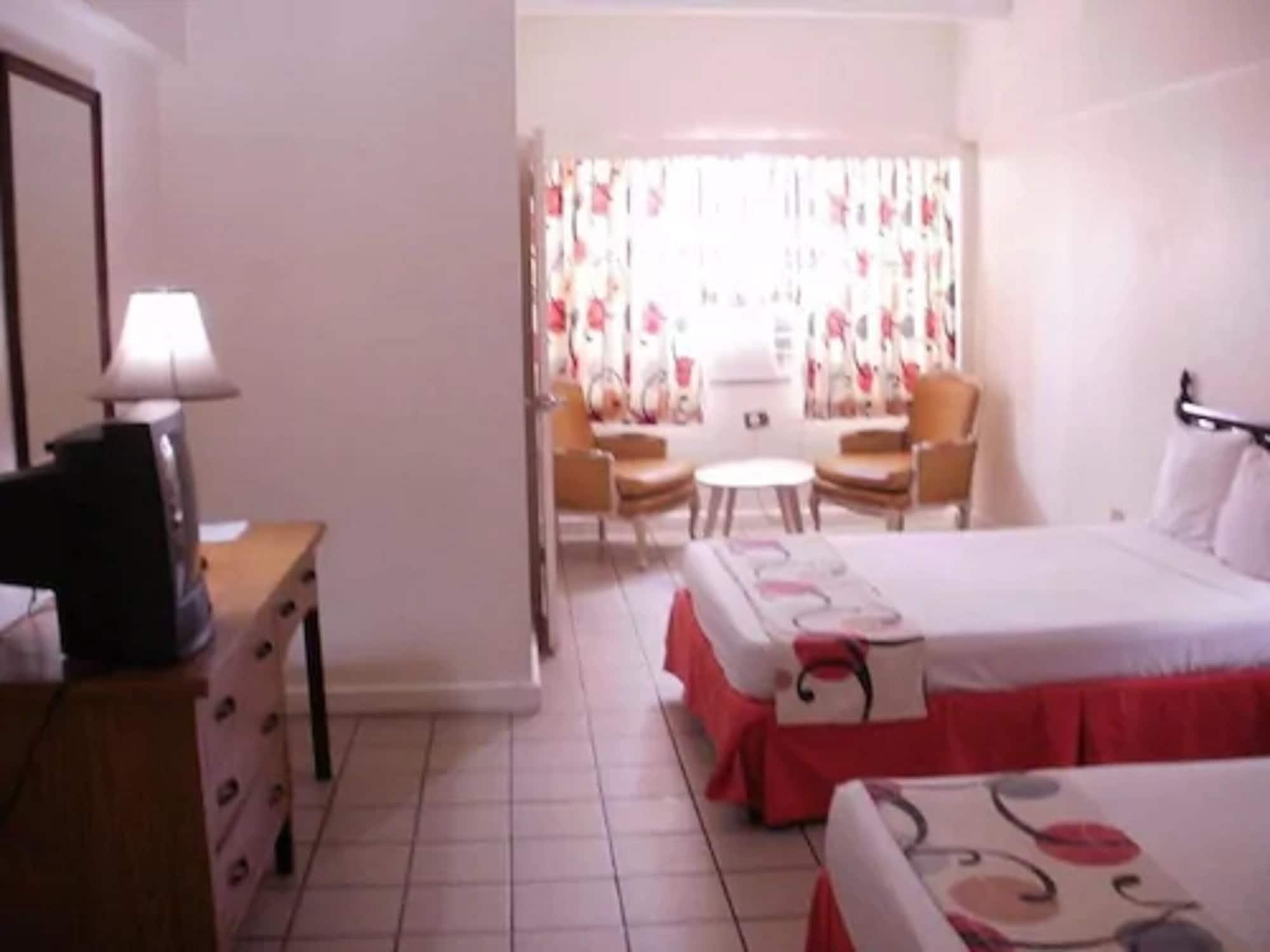 Pineapple Court Hotel 2*