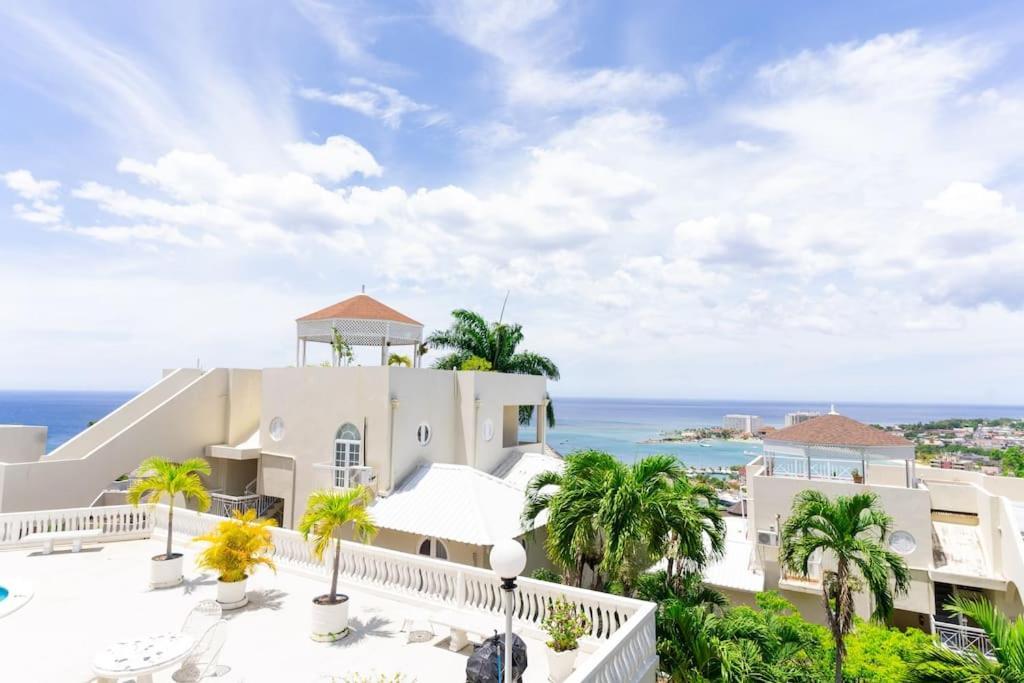 Coastal Bliss -oceanview 2-bedroom In The Heart Of Town *