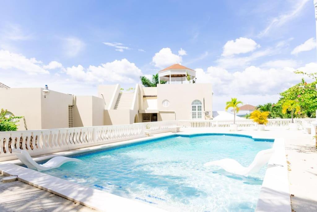 Coastal Bliss -oceanview 2-bedroom In The Heart Of Town *