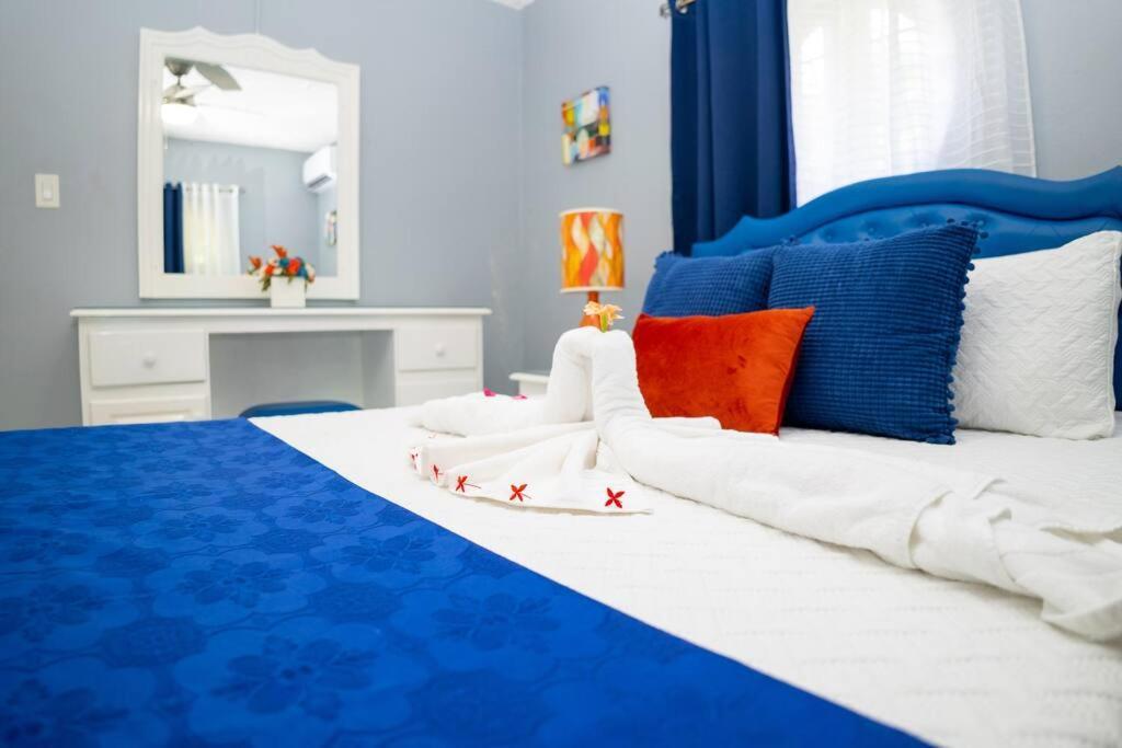 Casa de hóspedes Coastal Bliss -oceanview 2-bedroom In The Heart Of Town