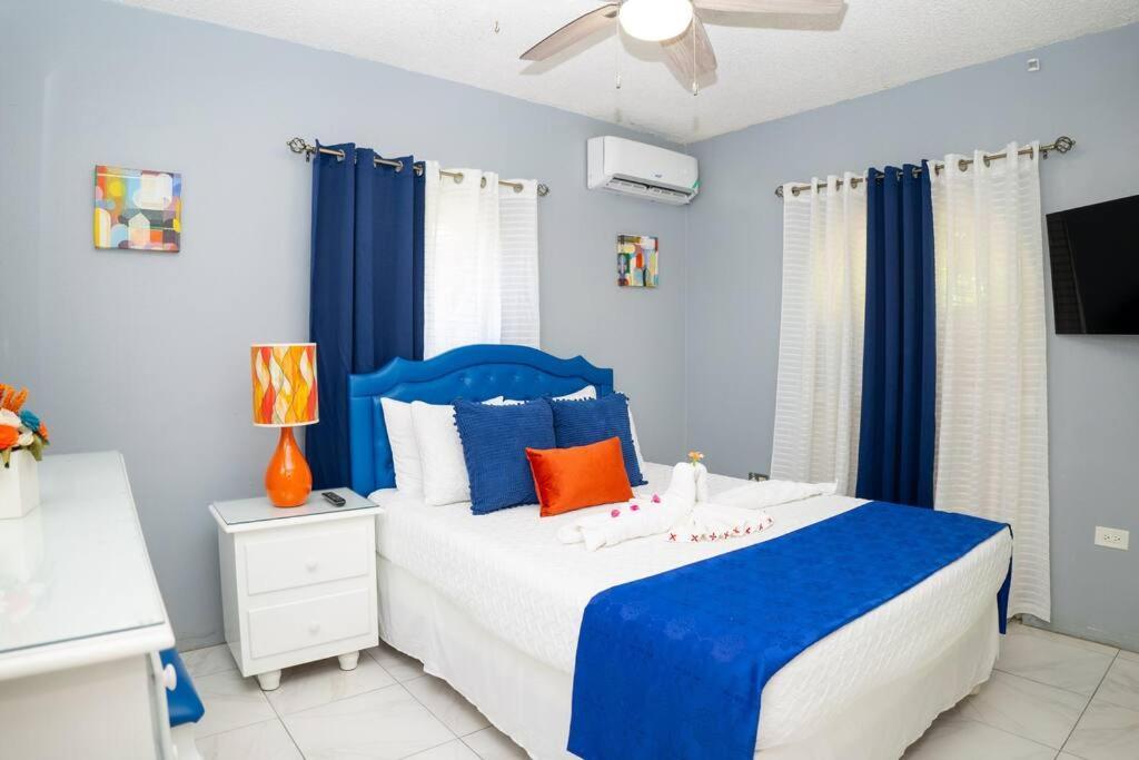 Coastal Bliss -oceanview 2-bedroom In The Heart Of Town * Ocho Rios