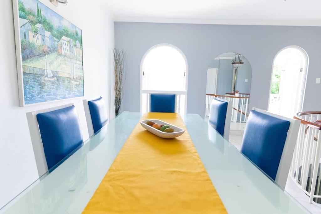 Coastal Bliss -oceanview 2-bedroom In The Heart Of Town *