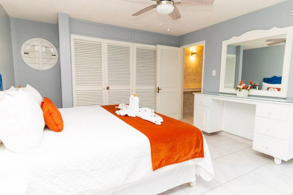 Coastal Bliss -oceanview 2-bedroom In The Heart Of Town * Ocho Rios
