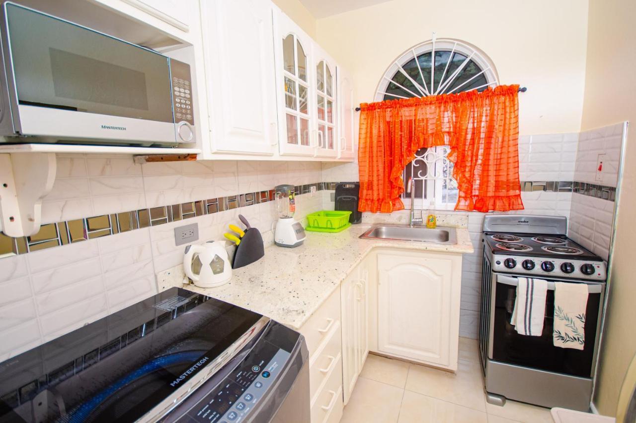 Columbus Heights Ocean View Sleeps1-2 Person Aparthotel Ocho Rios
