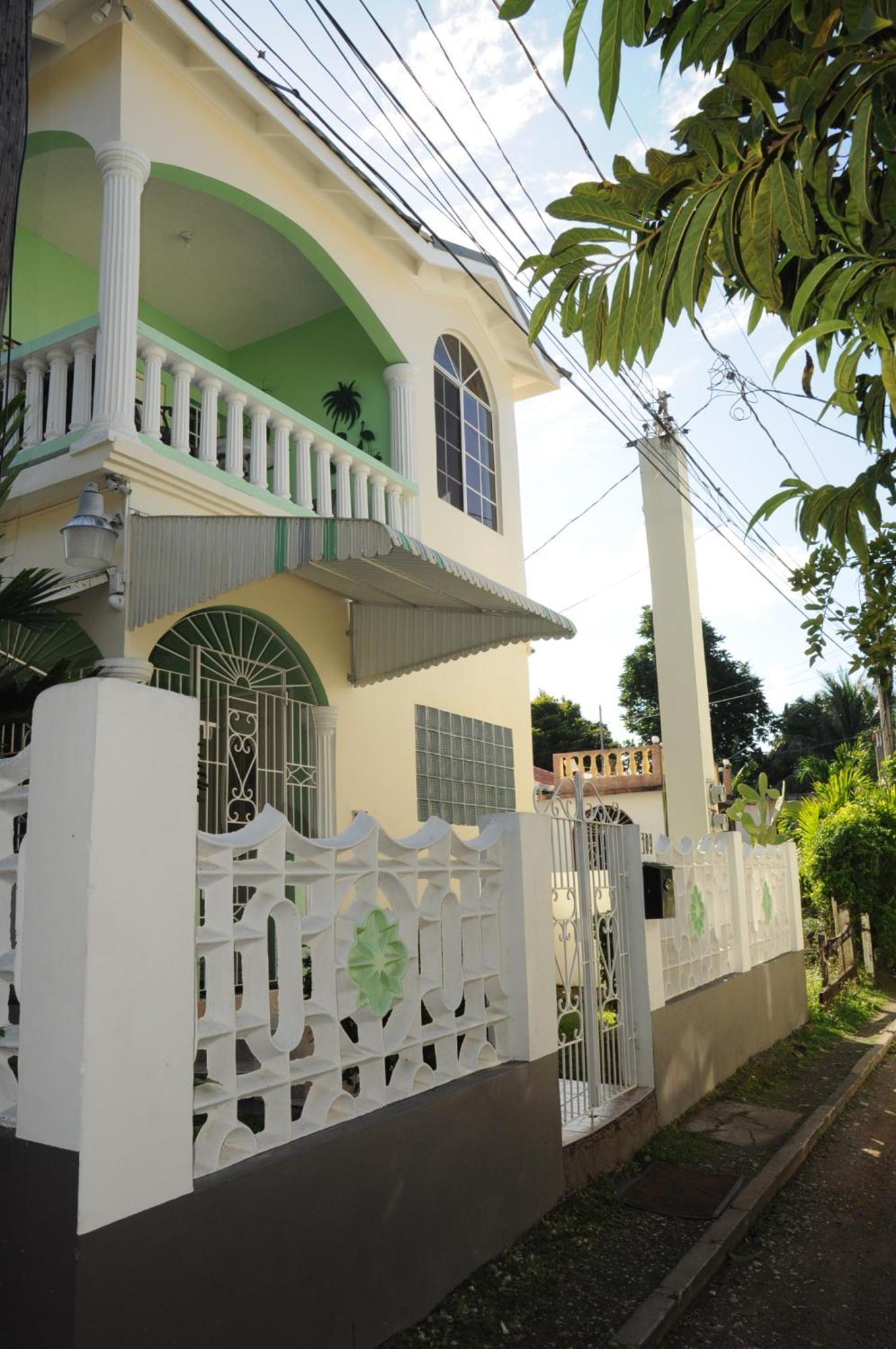 Aileen Palm Cove Ja Guest house