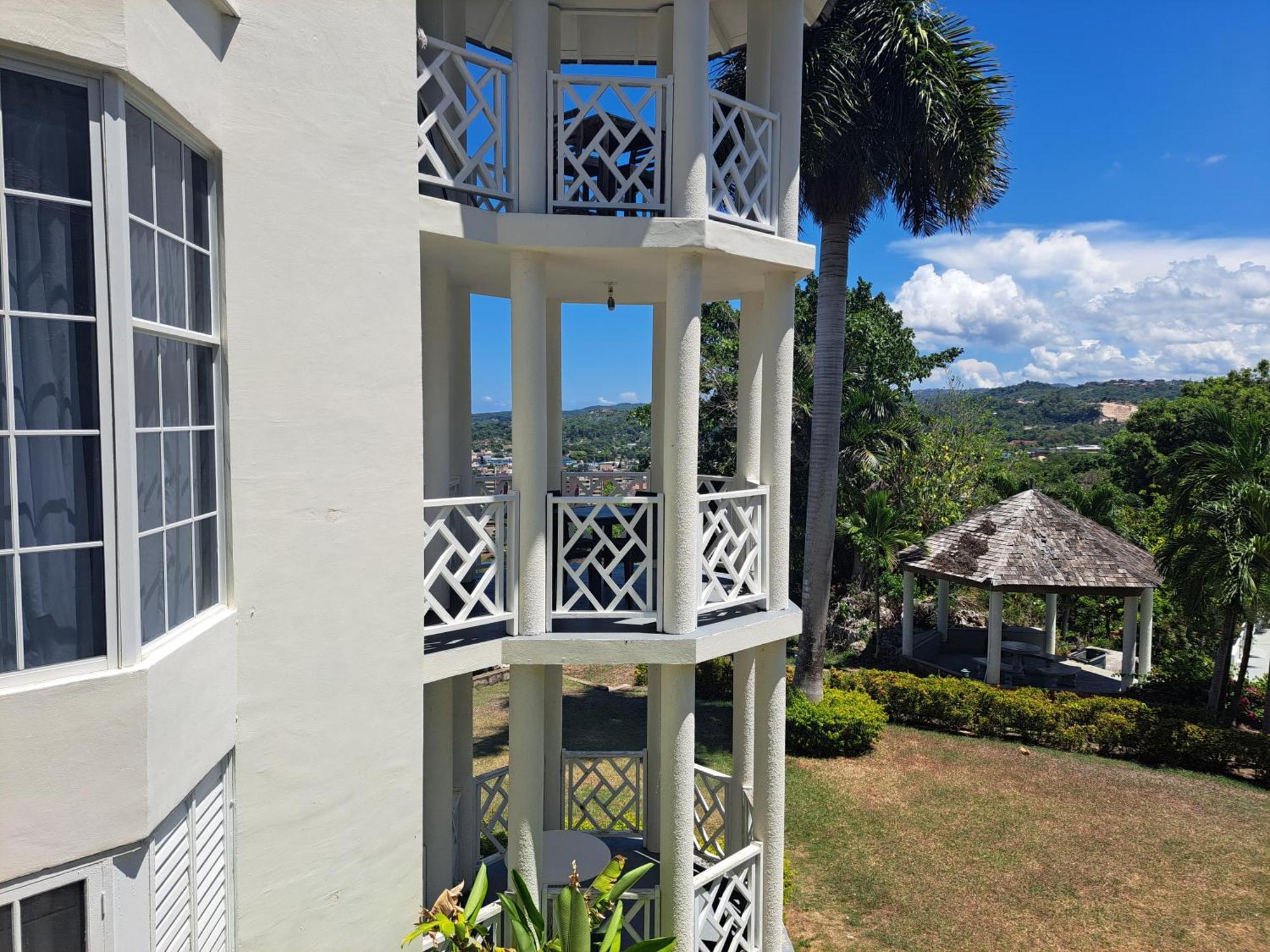 Ivory Tower Apartment *