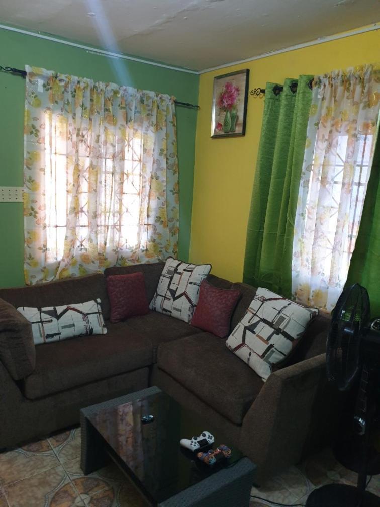 Shelly's Guest house *