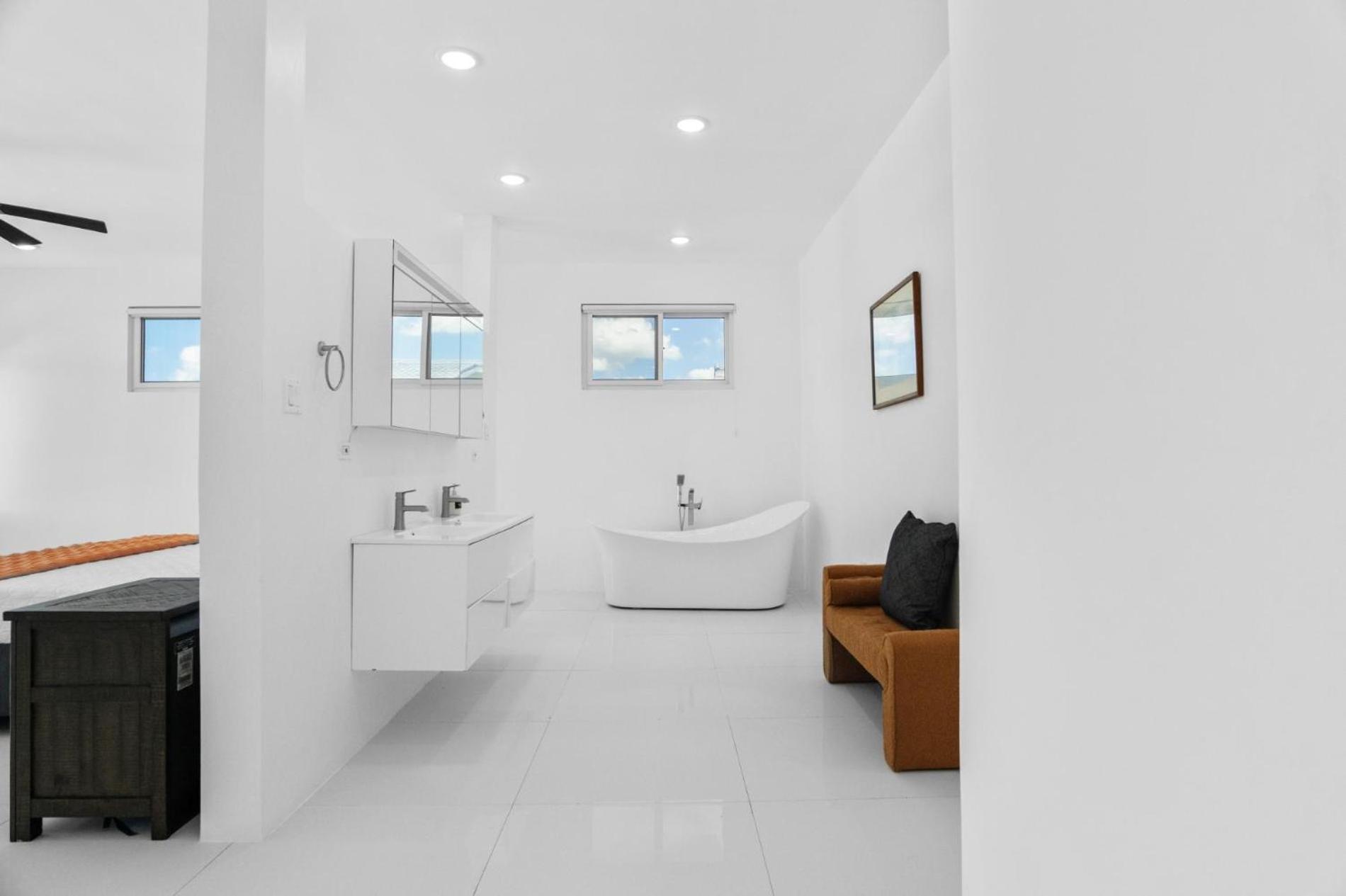The W 5 Bedroom Oceanfront W Staff * Whitehouse