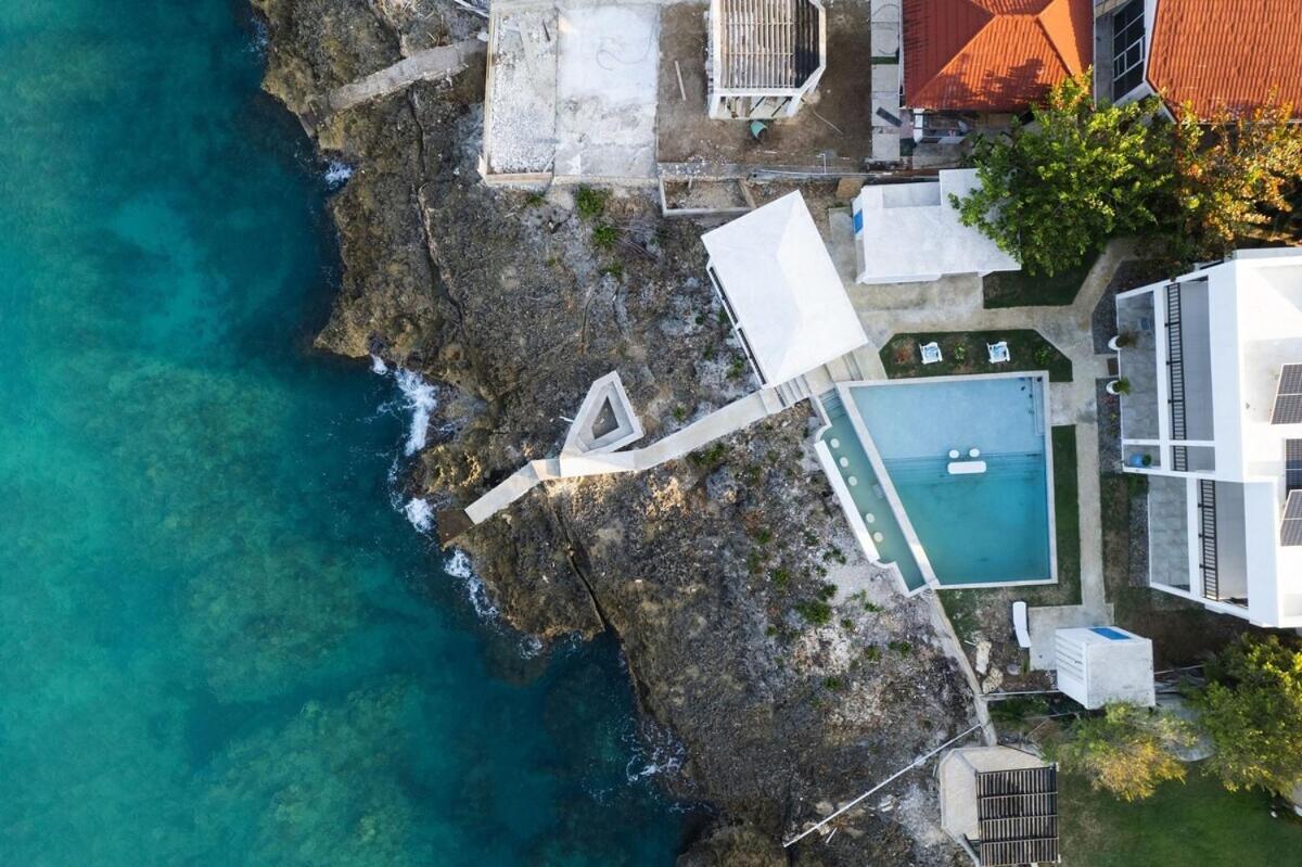 The W 5 Bedroom Oceanfront W Staff Villa Whitehouse