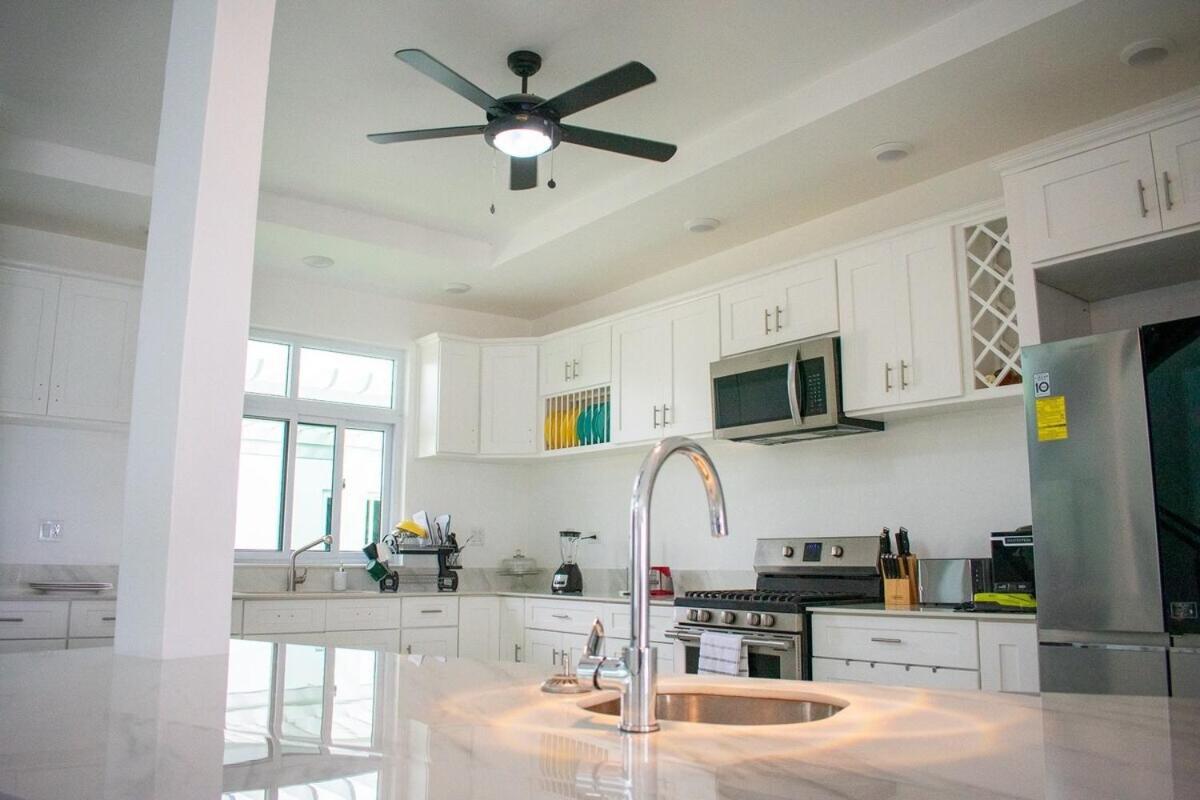 Villa The W 5 Bedroom Oceanfront W Staff *
