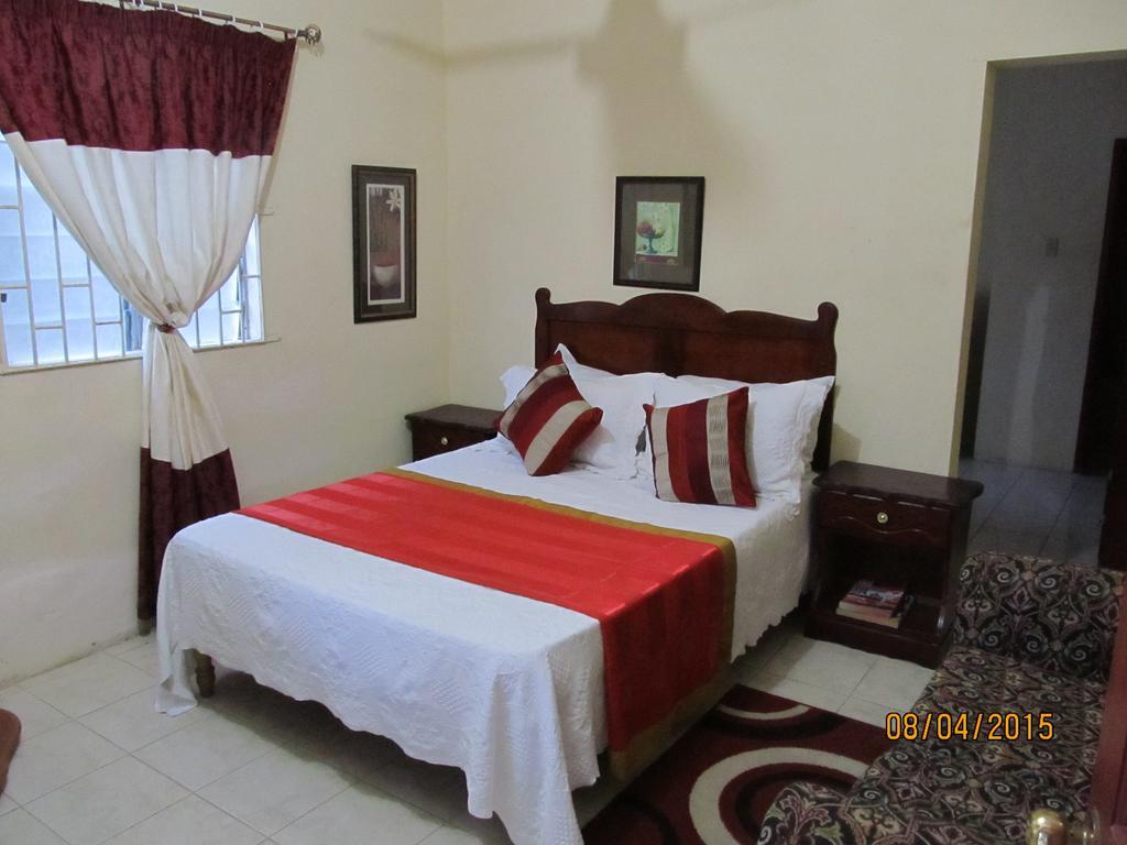 Barefoot Guest house 3*