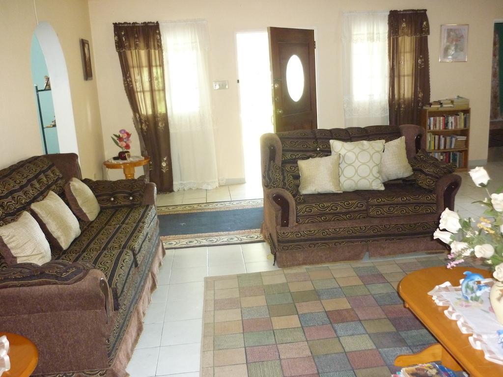Guest house East Bay Villas 2*