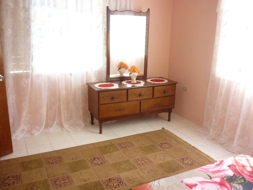 Guest house East Bay Villas 2*