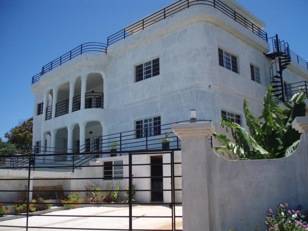 Big Red's Guest house *