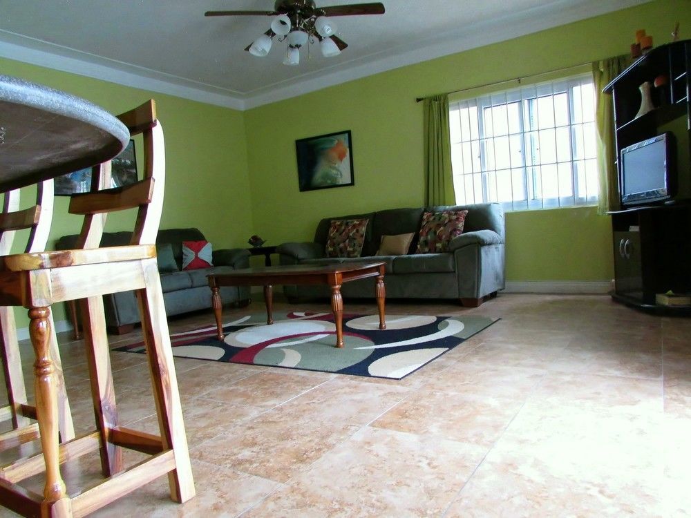 Centrally Located Guest 3* Kingston