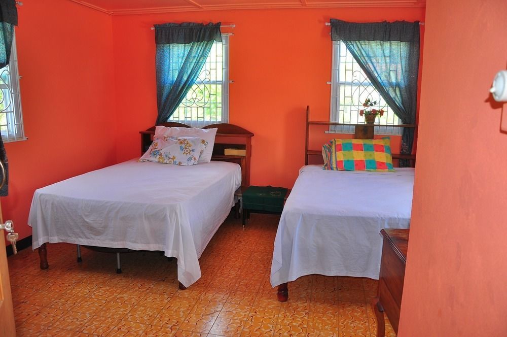 Duncan's Hideaway Hotel Boston Bay