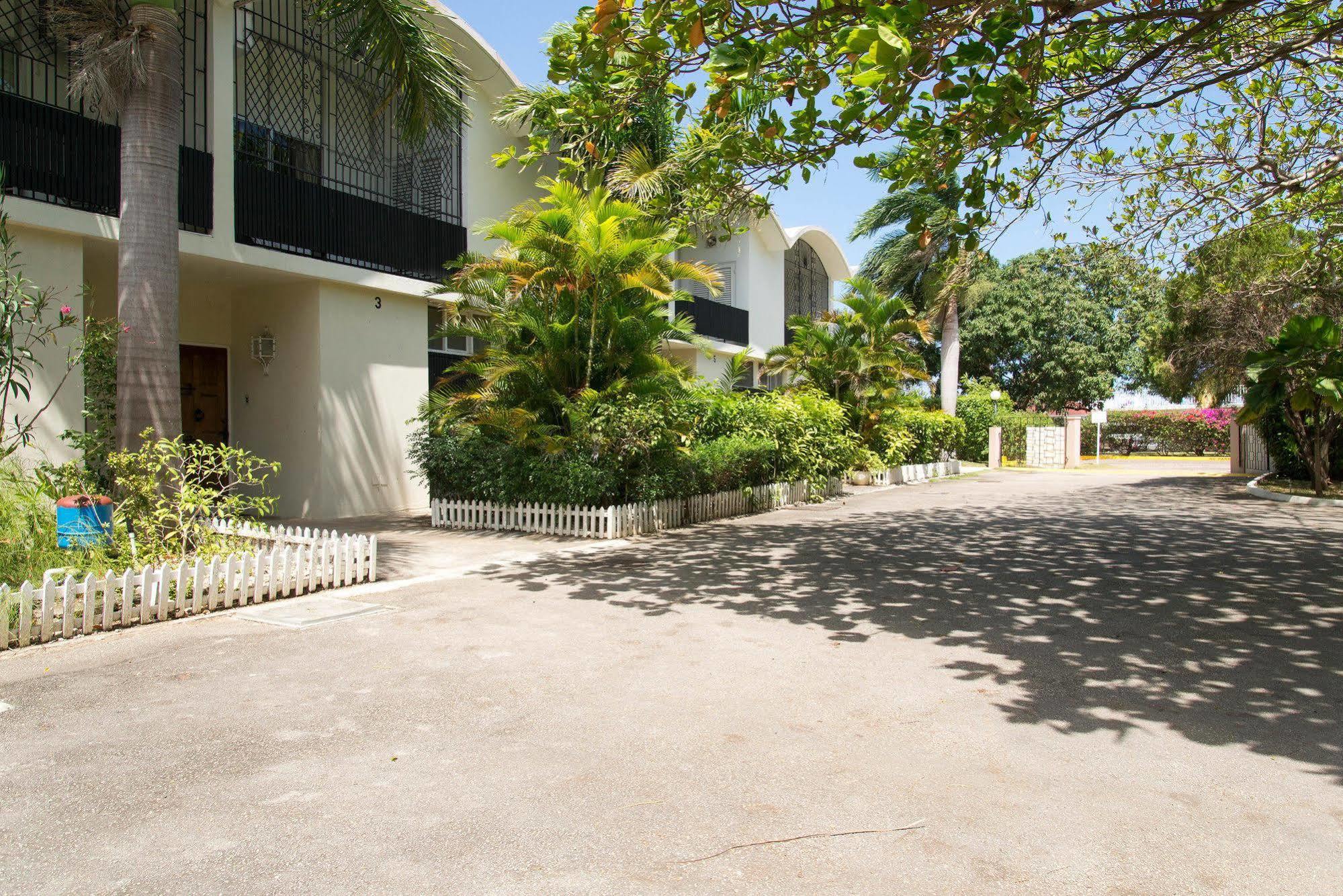 Apartment Court Manor At Club