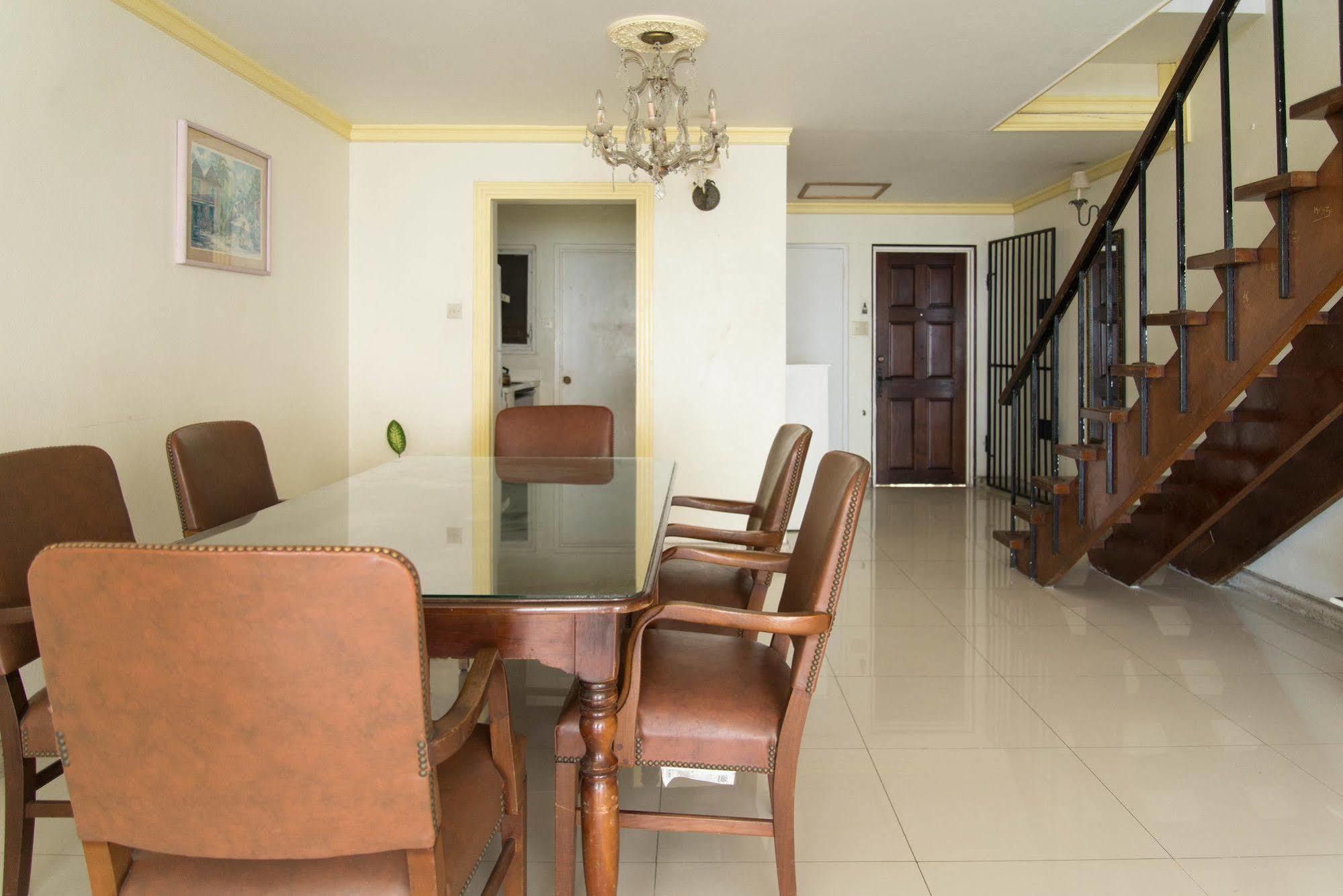 Court Manor At Club Apartment