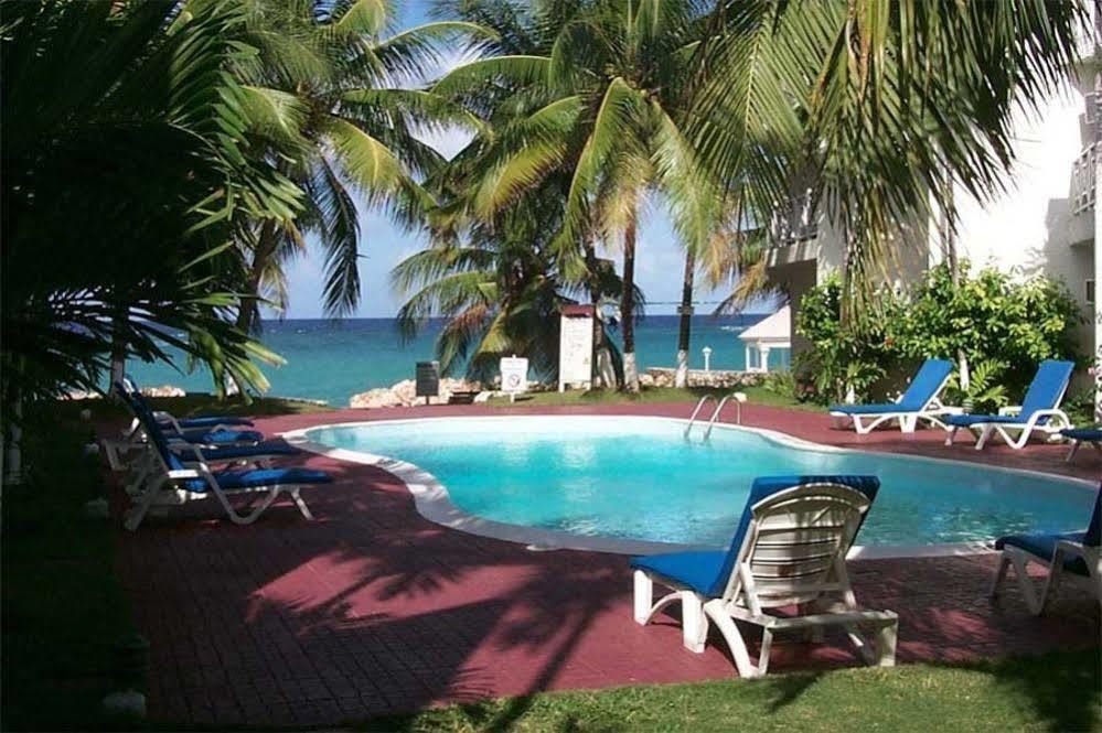 Idyllic Beachfront Apartment Ocho Rios
