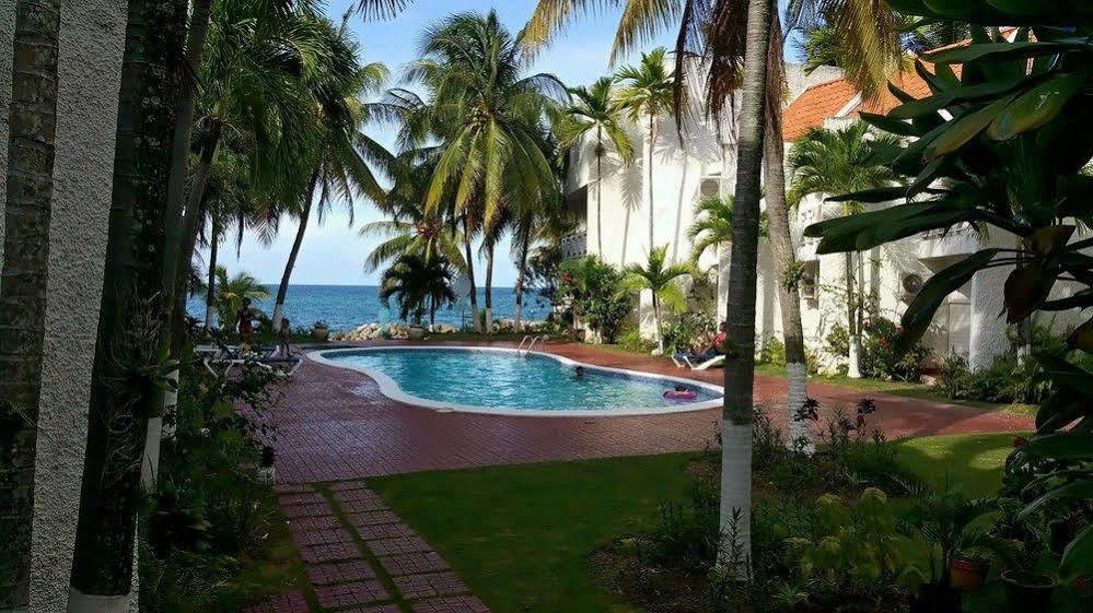 Idyllic Beachfront Apartment Ocho Rios