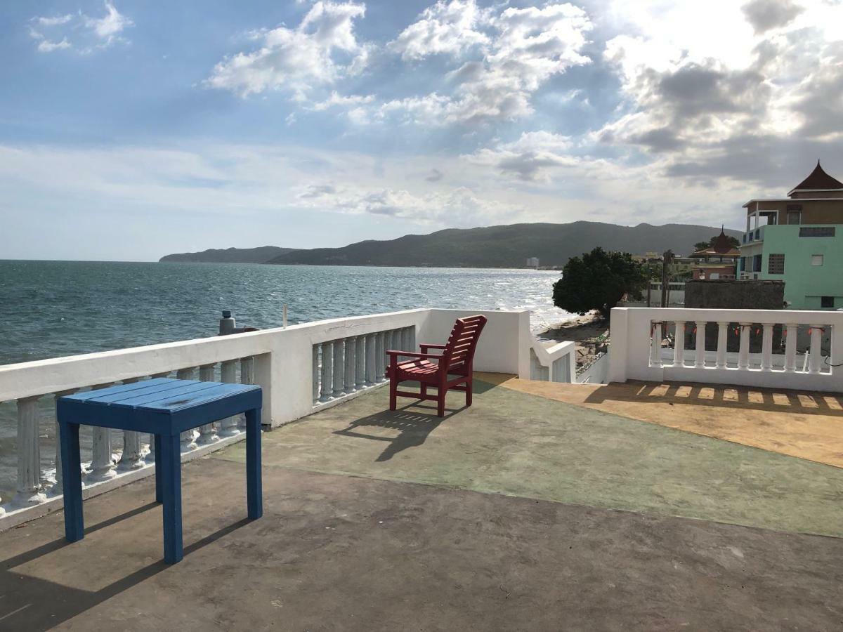 Callie's Beach House * Portmore