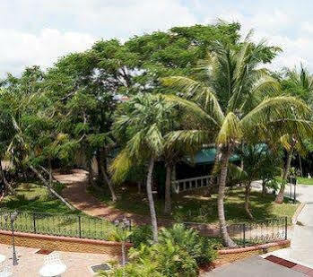 Four Seasons 3* Kingston