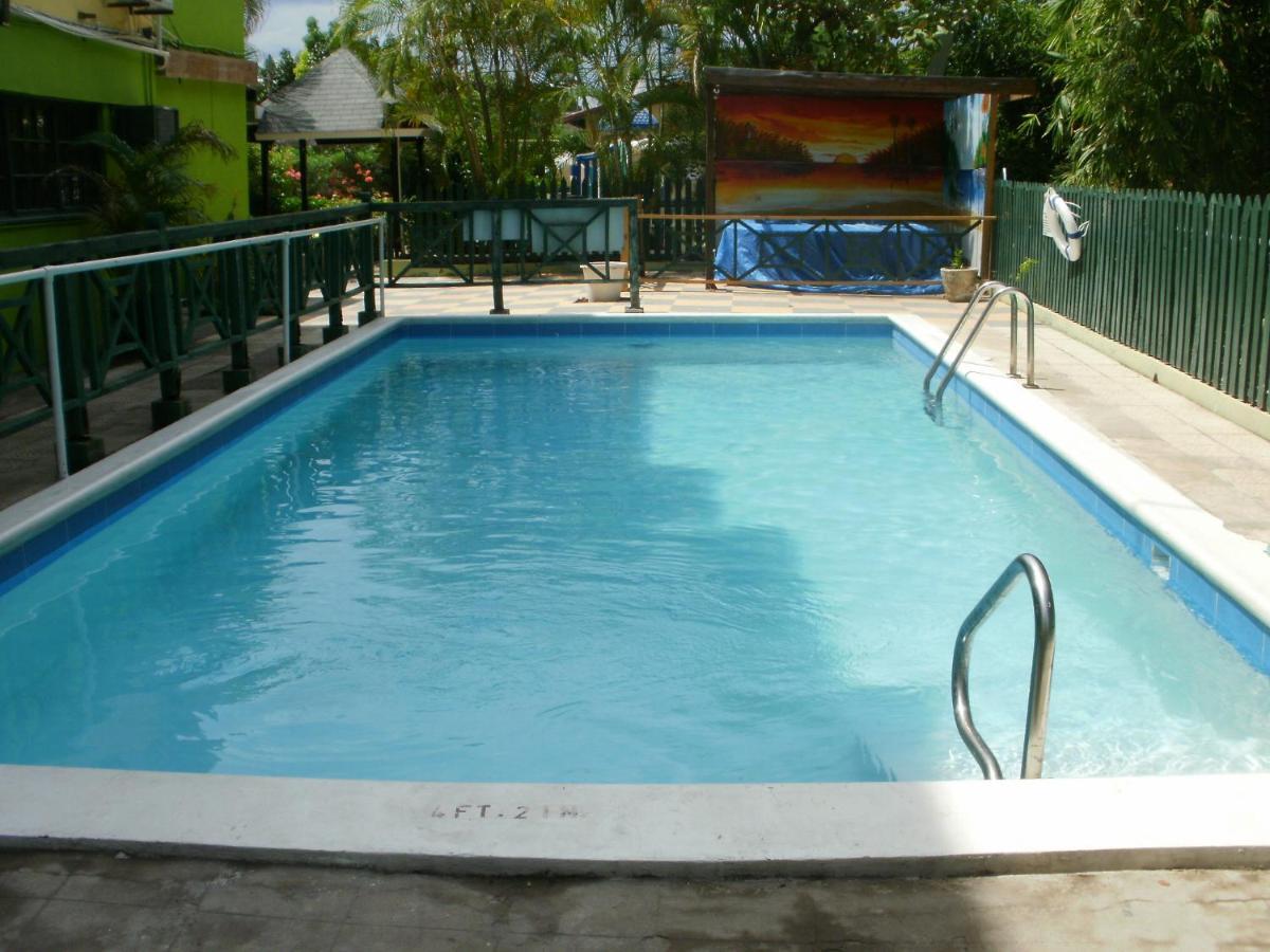 Hotel Pineapple Court 2*
