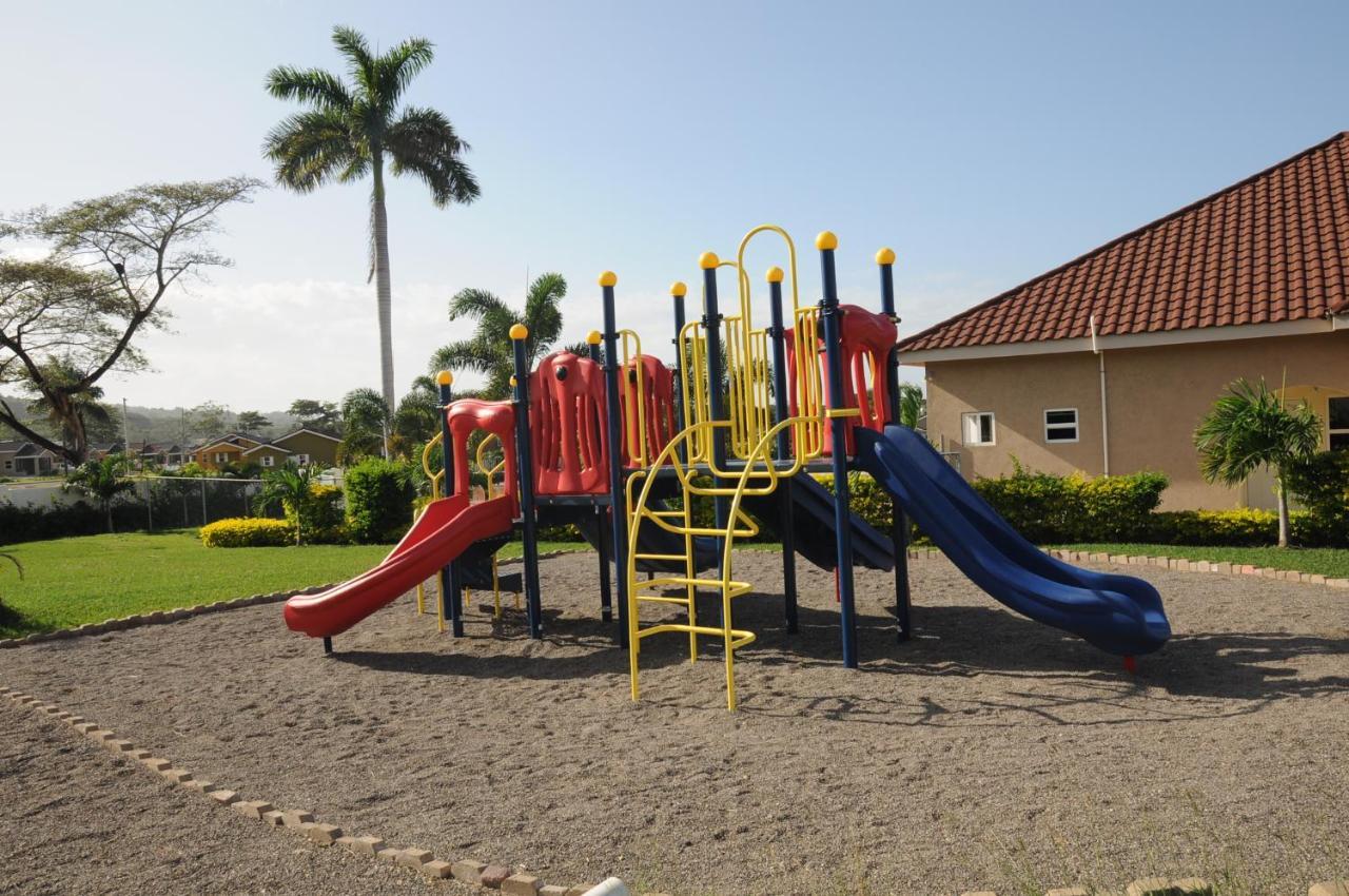 Casa de férias - Drax Hall Country Club 2-bed Luxury *