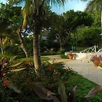 Round Hill Hotel And Villas