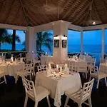 Round Hill Hotel And Villas