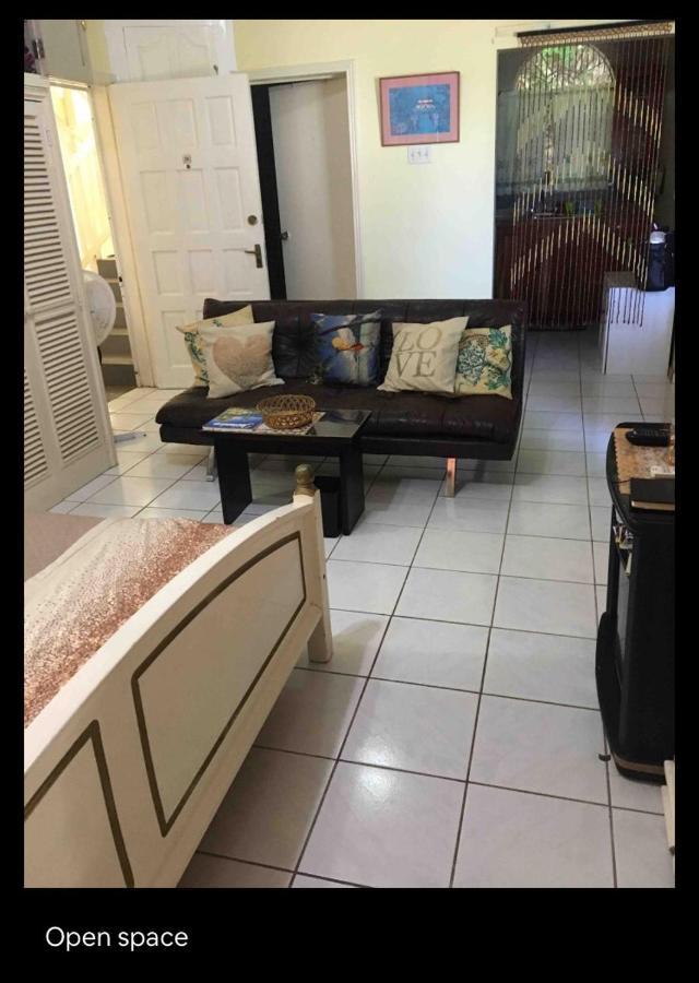 #d1 Castle Wifi King Bed Jamaica *