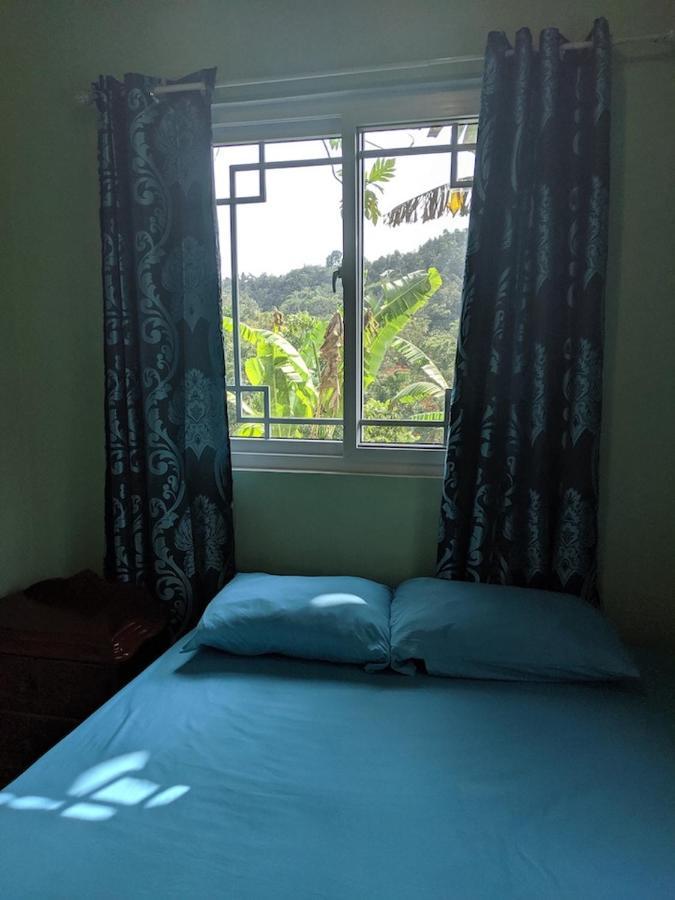 O & G Gasthof Accompong Maroon