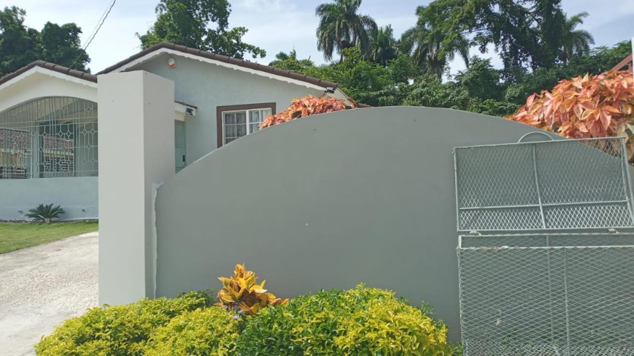 Hillside Sunrise: Gated Beachside Retreat With 2 Bed/bath *