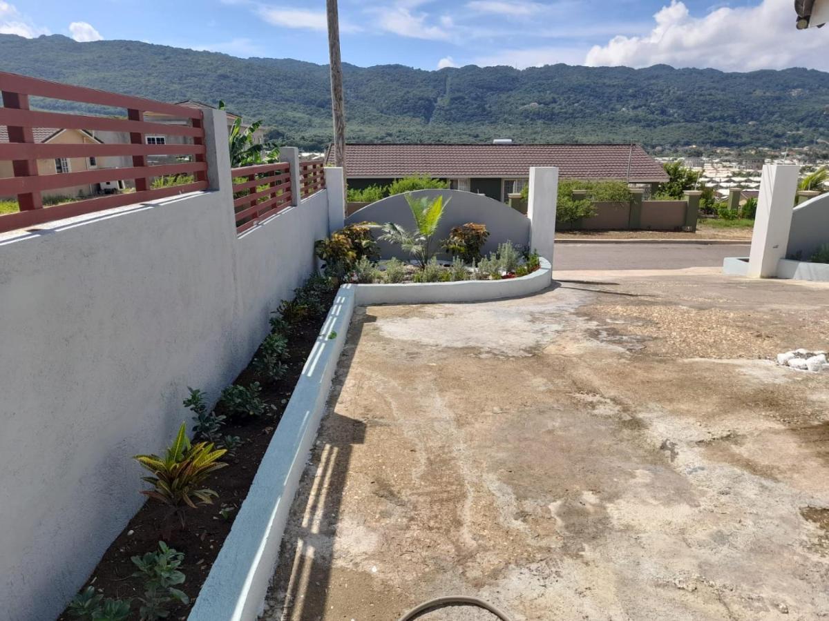 Hillside Sunrise: Gated Beachside Retreat With 2 Bed/bath Holiday home