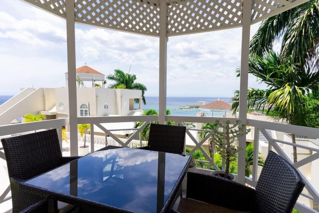 Coastal Bliss -oceanview 2-bedroom In The Heart Of Town *