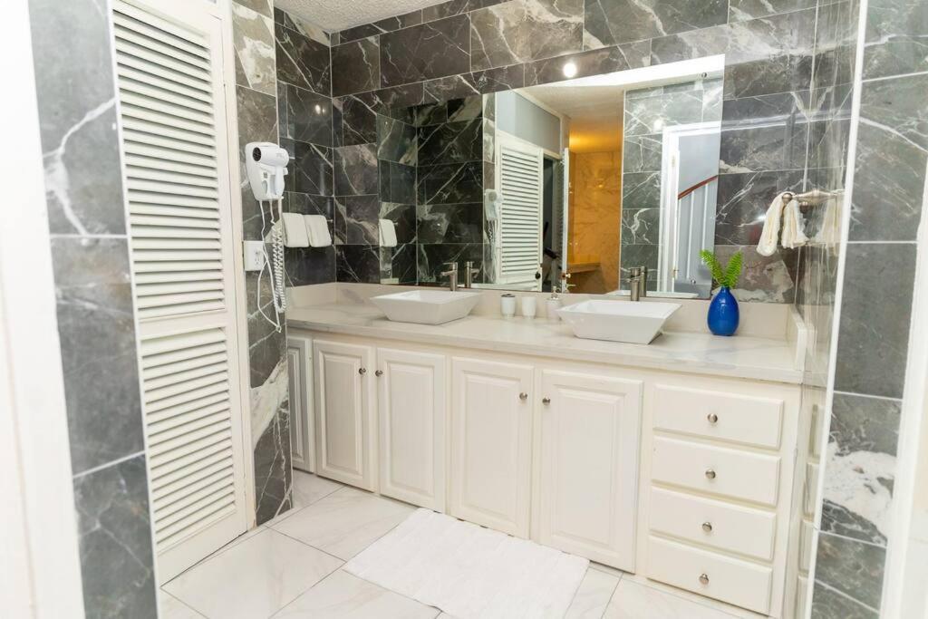 Coastal Bliss -oceanview 2-bedroom In The Heart Of Town