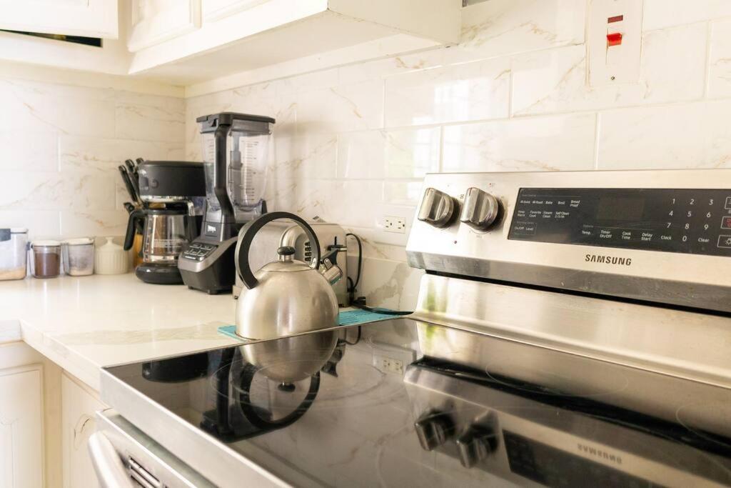 Coastal Bliss -oceanview 2-bedroom In The Heart Of Town Gasthof Ocho Rios