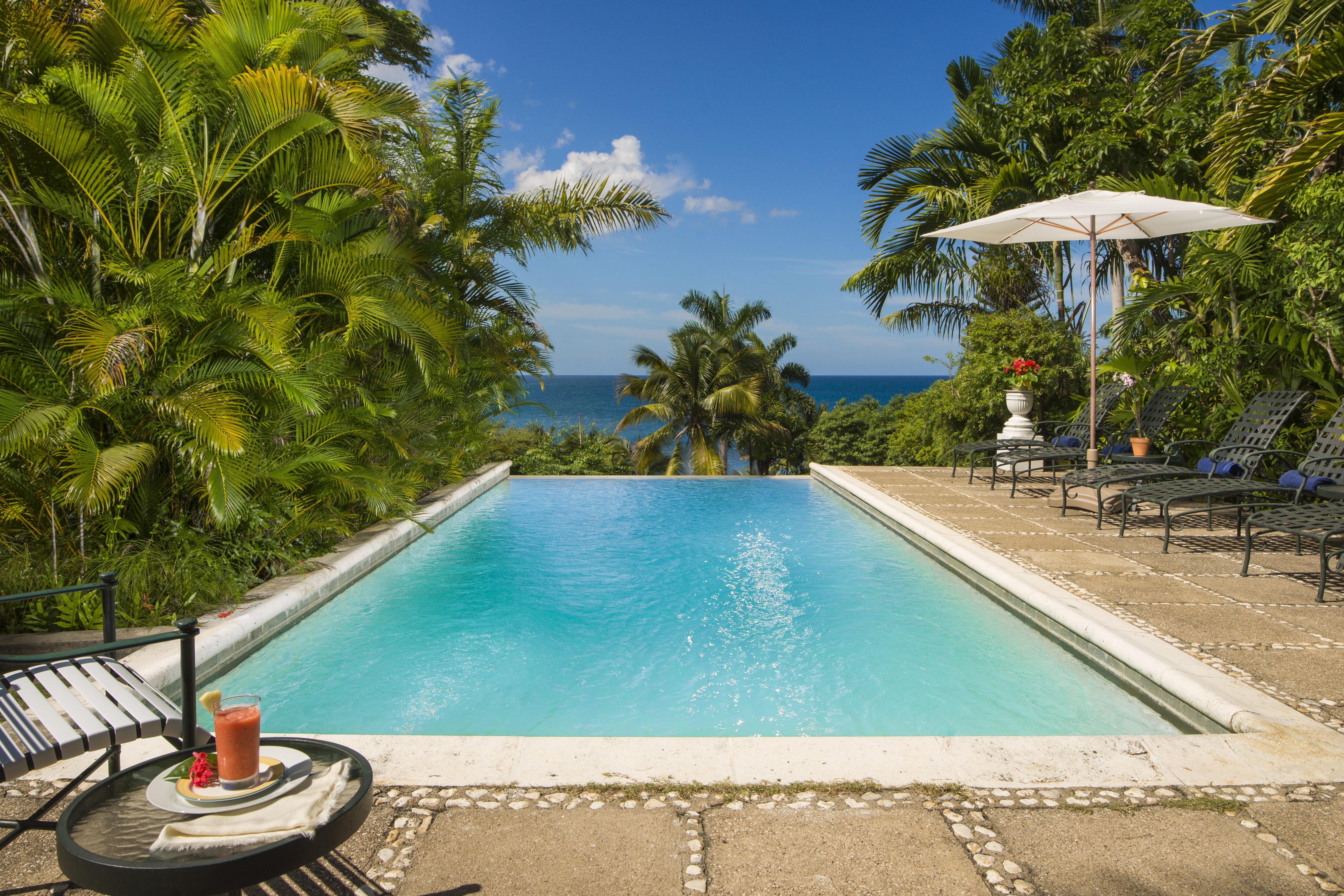 Round Hill & Resort