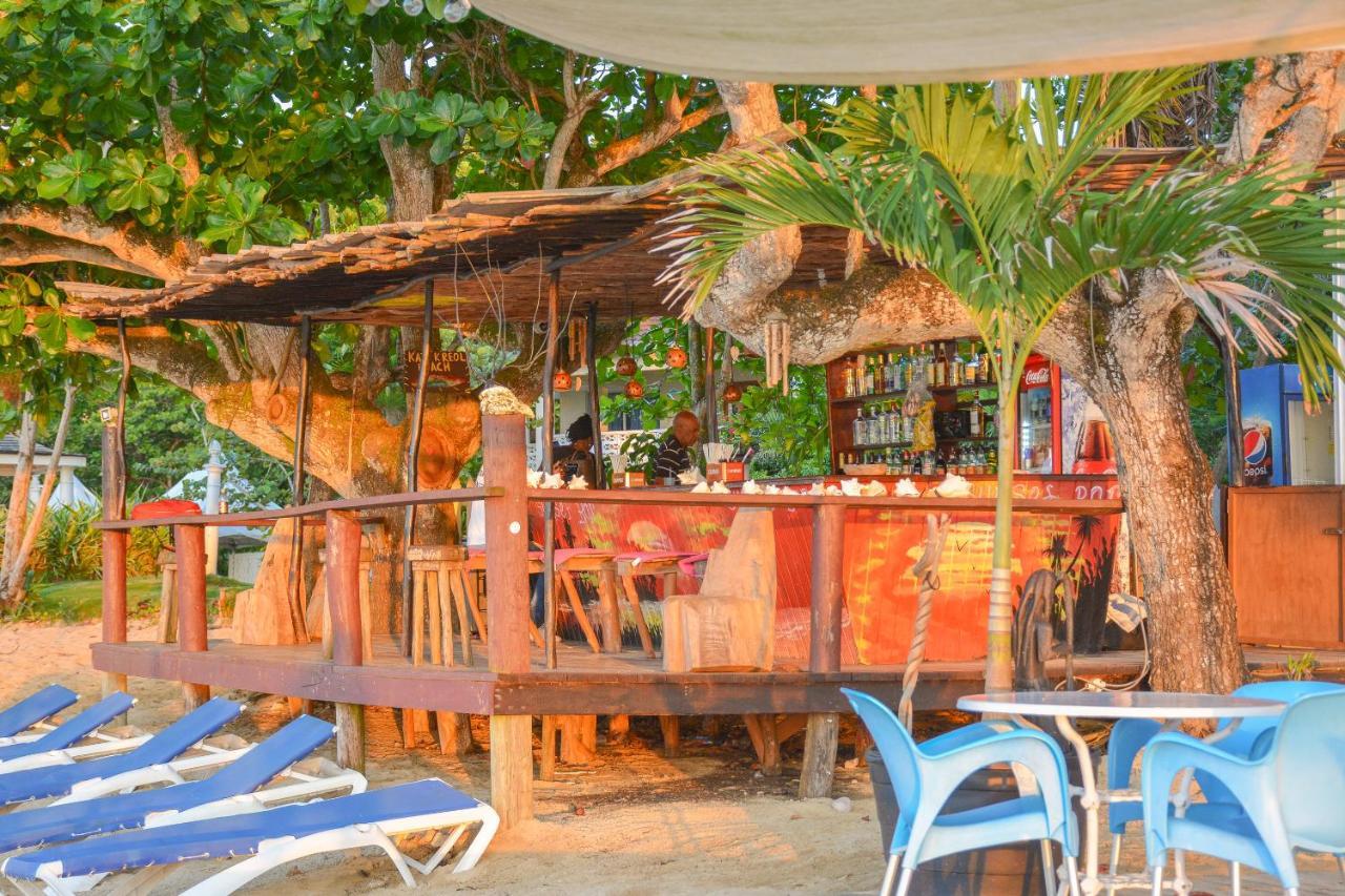Hotel And Tan Ocho Rios
