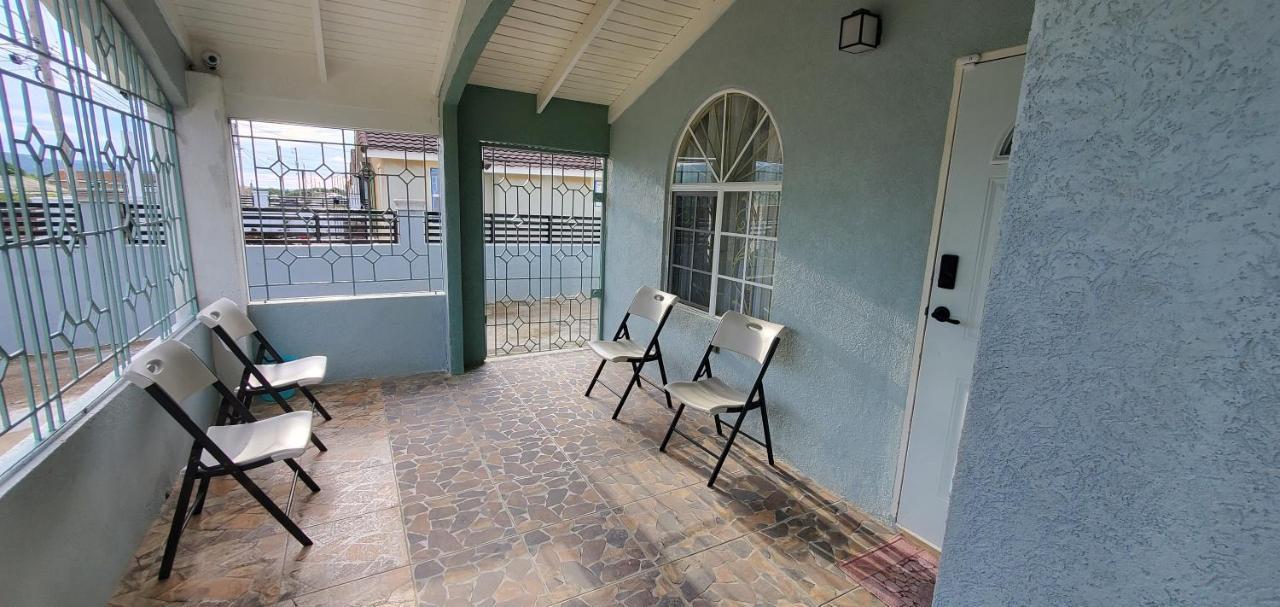 Hillside Sunrise: Gated Beachside Retreat With 2 Bed/bath Holiday home