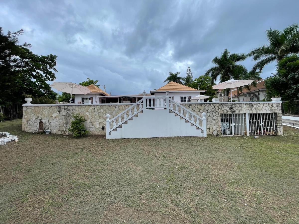 Hostel The @ Peaceful Palms Montego Bay