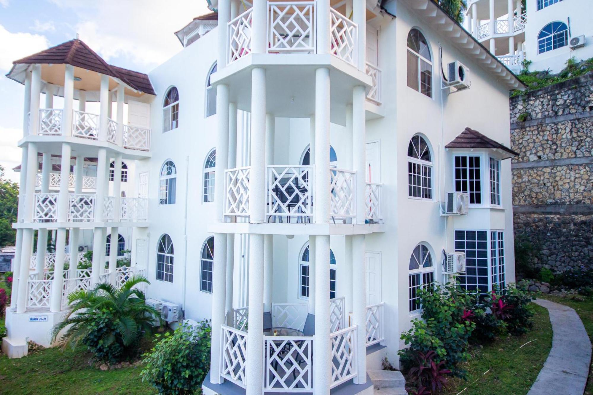 Ocean Front Luxury Studio Sky Castles 24 Hrs Sleeps 2 Apartment