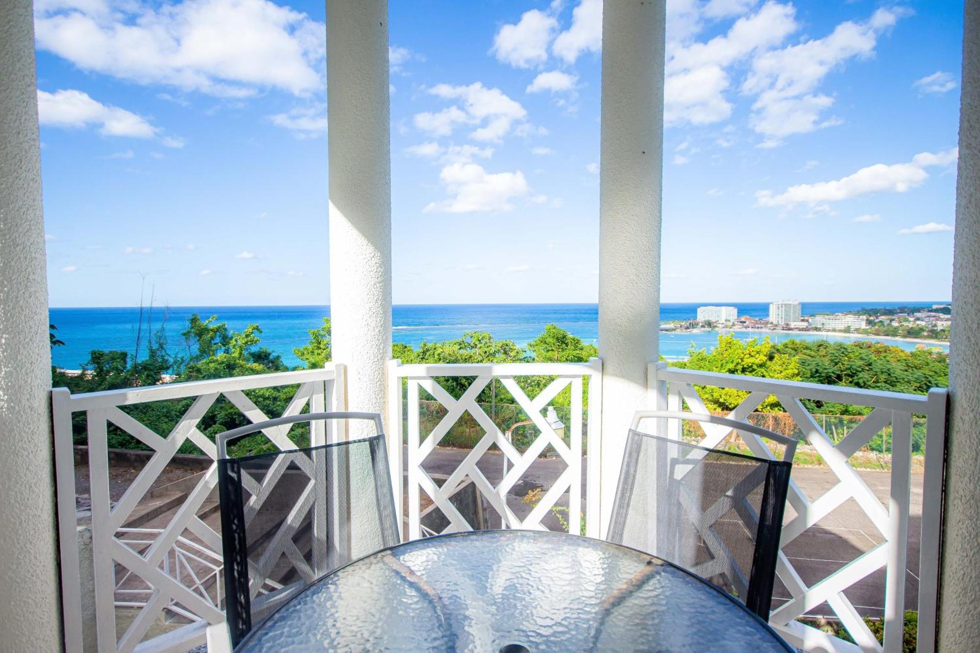 Ocean Front Luxury Studio Sky Castles 24 Hrs Sleeps 2
