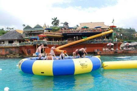 Hospitality Expert Jagger - Tour Pool Bar Montego Bay
