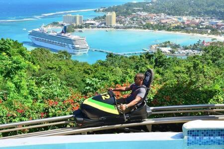 Hospitality Expert Jagger - Tour Pool Bar Montego Bay